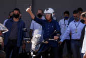 Presidente Jair Bolsonaro anda de moto