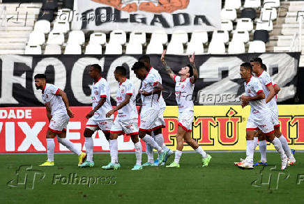 Jean Carlos (ao centro) comemora seu gol sobre o Botafogo