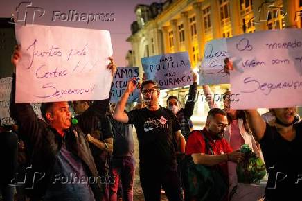 Comerciantes fazem protesto na praa Jlio Prestes, em So Paulo
