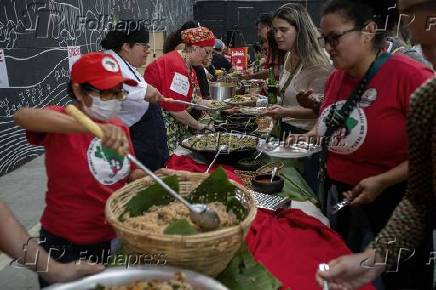 Integrantes do MST durante inaugurao de cozinha em So Paulo