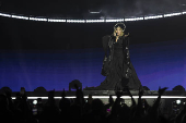 Madonna sobe ao palco da 'Celebration Tour' em Copacabana