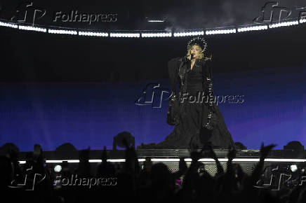 Madonna sobe ao palco da 'Celebration Tour' em Copacabana