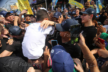 O candidato Pablo Maral durante campanha na comunidade do Heliopolis