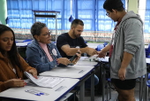 Eleitores vo s urnas pra exercer o direito ao voto