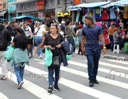 Movimentao de consumidores na regio da 25 de Maro em SP