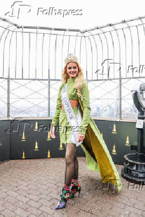 Miss Universo Victoria Kjaer posa para fotos No Empire State 