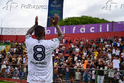 Jogador Paulinho, interage com a torcida corinthiana em seu jogo despedida, no Canind