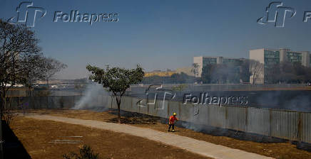 Bombeiros combatem chamas no gramado da esplanada