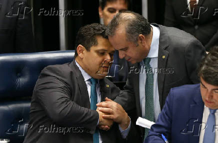 Davi Alcolumbre e Rogrio Marinho conversam durante votao