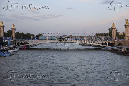 Rio Sena nos arredores da ponte Alexandre 3