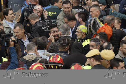 Insultos y lanzamiento de barro a la comitiva de los reyes al llegar al centro de Paiporta