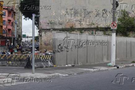 Construo de muro limita o espao na Cracolndia