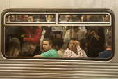 Passageiros em trem do metr