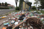 Lixo na calada no Rio Bonito na zona sul de So Paulo