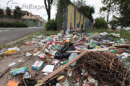 Lixo na calada no Rio Bonito na zona sul de So Paulo