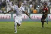 Carlos Snchez comemora aps marcar o gol de empate santista na Vila Belmiro
