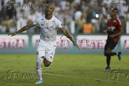 Carlos Snchez comemora aps marcar o gol de empate santista na Vila Belmiro