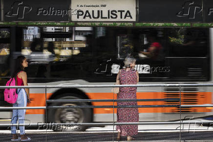 nibus cruza ponto na Consolao com avenida Paulista, em So Paulo