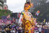 Manifestantes incendeiam boneco de Jair Bolsonaro na avenida Paulista (SP)