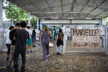 Estudantes com mscaras na fila do bandejo da USP