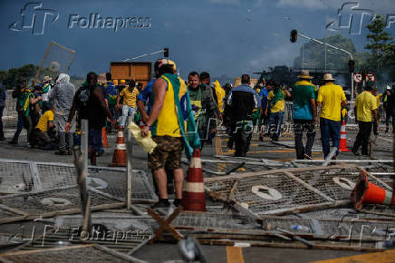 Vndalos golpistas invadem a praa dos Trs Poderes e fazem barricadas