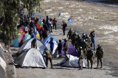 Pobladores protestan acampando en el lecho del Ro Mapocho