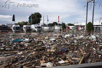 Alagamento e lixo na beira da BR-116, em em So Leopoldo