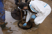 Miles de voluntarios colaboran sin descanso en los pueblos arrasados por el agua