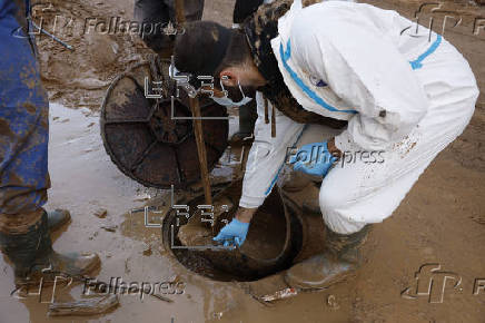 Miles de voluntarios colaboran sin descanso en los pueblos arrasados por el agua