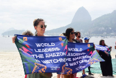 Manifestantes em ato pela Amaznia na praia de Botafogo