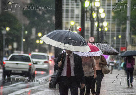 Pedestres enfrentam manh chuvosa no centro de SP