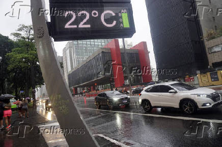 Pedestres enfrentam chuva na Avenida Paulsita, em So Paulo (SP)