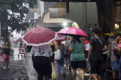 Pedestres enfrentam chuva na Avenida Paulsita, em So Paulo (SP)