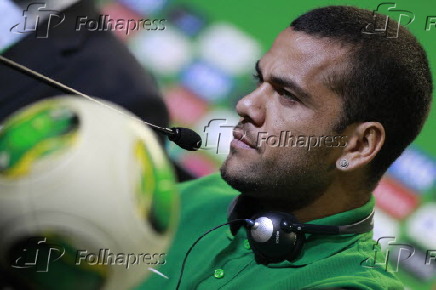 Daniel Alves durante entrevista  coletiva da seleo brasileira
