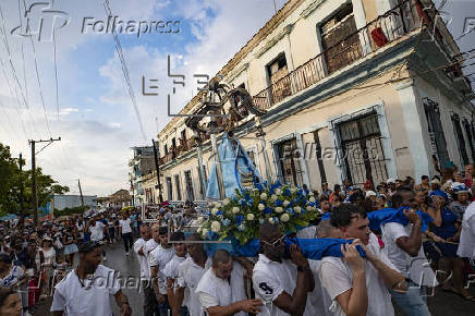 Decenas de devotos veneran a la Virgen de Regla en vsperas del da de la Patrona de Cuba