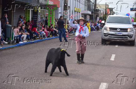 Desfile farroupilha comemora o dia do gacho no rio grande do sul