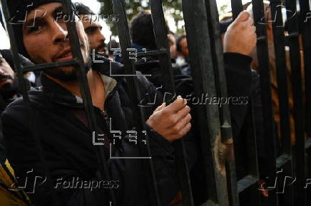 Former soldiers of the al-Assad regime register to settle the situation