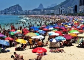 Praia de Copacabana lotada na vspera de feriado de So Sebatio