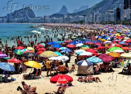 Praia de Copacabana lotada na vspera de feriado de So Sebatio