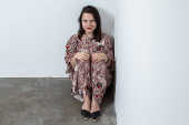 A atriz Bianca Comparato posa para foto em galeria de arte em So Paulo