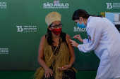 A ndia Vanusa Costa Santos  vacinada com a Coronavac