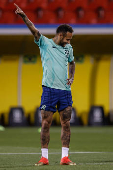 Neymar treina com a seleo no Grand Hammad Stadium