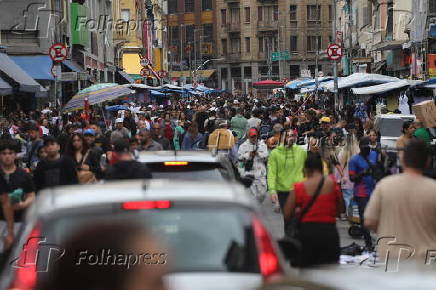 Movimentao na Rua 25 de Maro em So Paulo