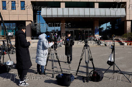 Members of the media report infront of the Corruption Investigation Office for High-ranking Officials while awaiting arrival of impeached South Korean President Yoon Suk Yeol in Gwacheon