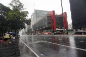 Pedestres enfrentam chuva na Avenida Paulsita, em So Paulo (SP)