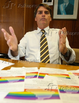 O deputado federal Jair Bolsonaro (PP/RJ) em seu gabinete