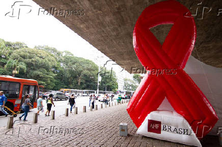 O lao vermelho  visto como smbolo de solidariedade e de comprometimento na luta contra a AIDS