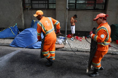 Funcionrios da limpeza urbana lavam vias e caladas no centro da cidade de SP