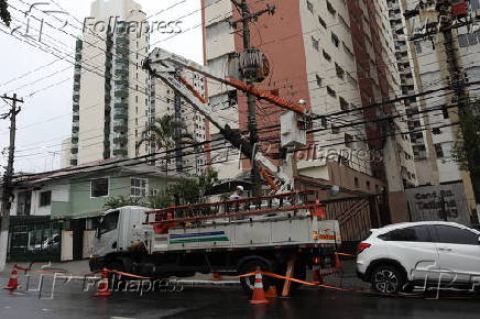 Moradores de prdios na rua Onze de Junho sem energia eltrica