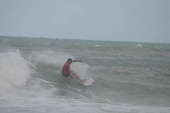 O surfista itlo ferreira ,vence estreia de campeonato em natal .